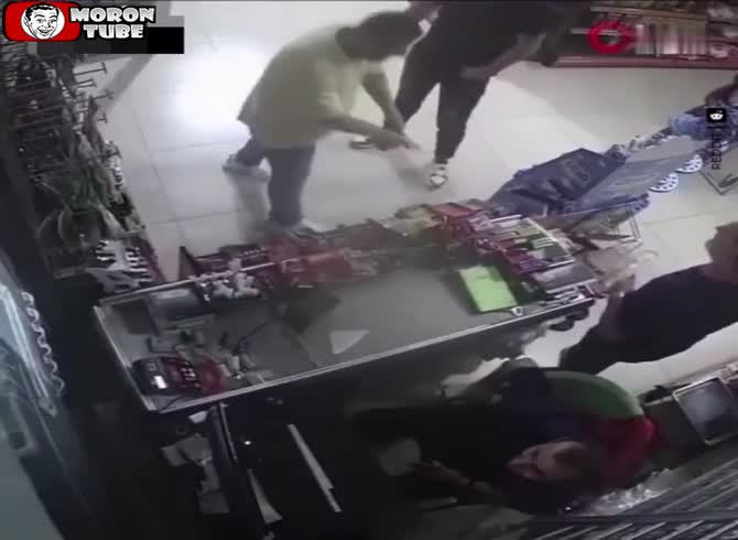 Video :A fool uses a loaded gun to shoot himself in the head